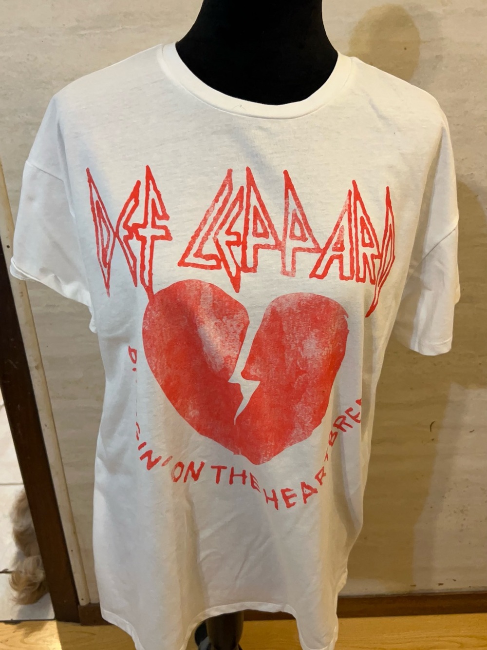 NWT-GB Leppard "Bringin' On The Heartbreak" Graphic T-Shirt.